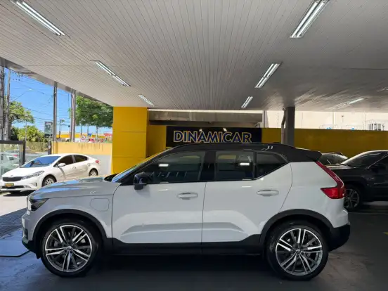 VOLVO-XC40-2021