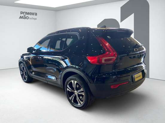 VOLVO-XC40-2021