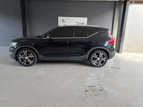 VOLVO-XC40-2020