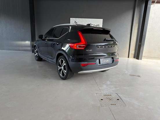 VOLVO-XC40-2020