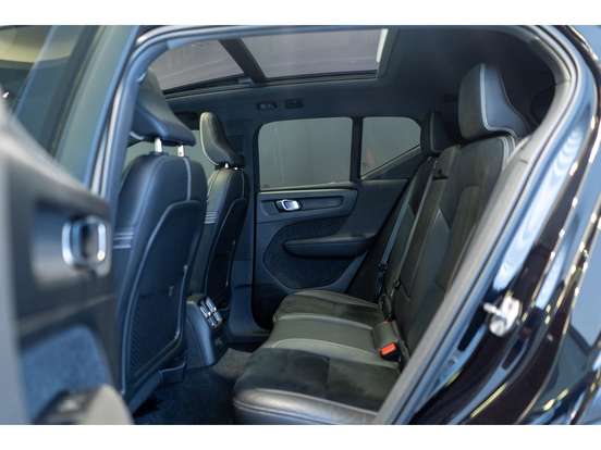 VOLVO-XC40-2021