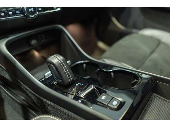 VOLVO-XC40-2021