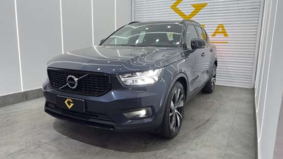 VOLVO-XC40-2021