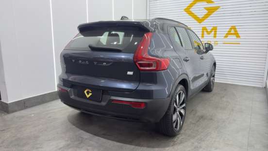 VOLVO-XC40-2021