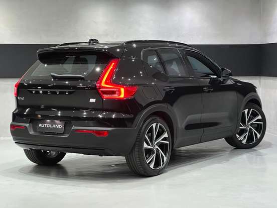 VOLVO-XC40-2021