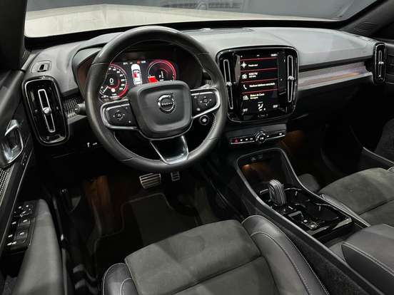 VOLVO-XC40-2021