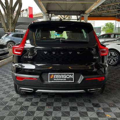 VOLVO-XC40-2020