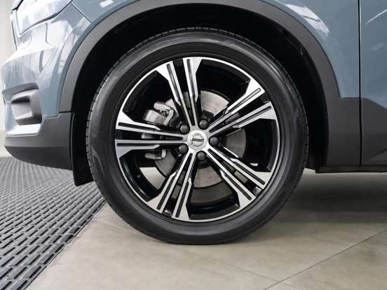 VOLVO-XC40-2020