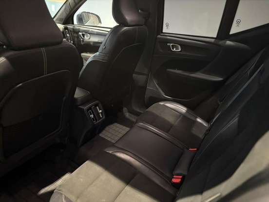 VOLVO-XC40-2019