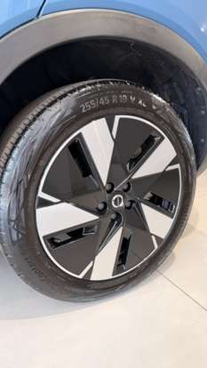 VOLVO-XC40-2023