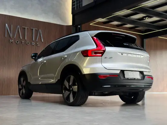 VOLVO-XC40-2023