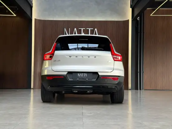 VOLVO-XC40-2023