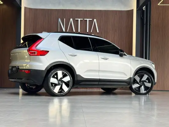 VOLVO-XC40-2023