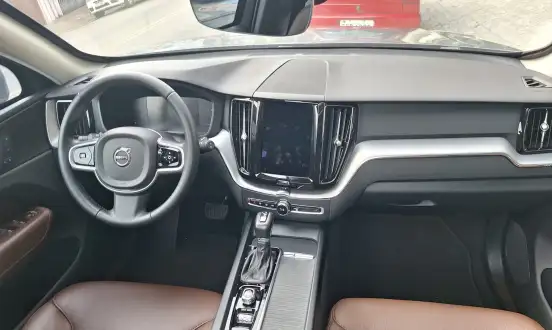 VOLVO-XC60-2017