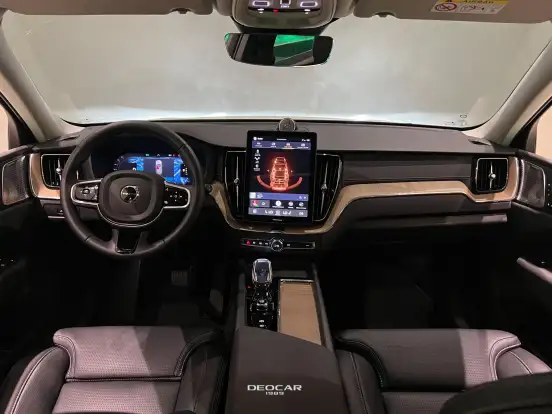 VOLVO-XC60-2025