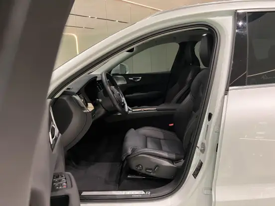 VOLVO-XC60-2025