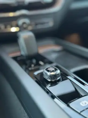 VOLVO-XC60-2023