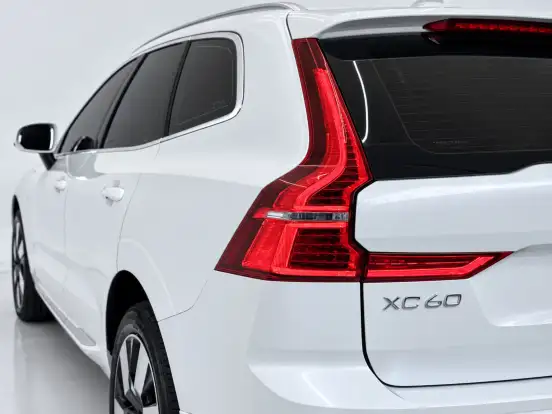 VOLVO-XC60-2023