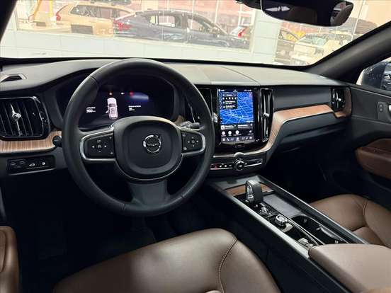 VOLVO-XC60-2024