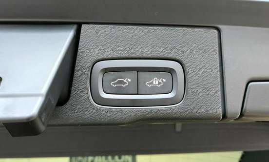 VOLVO-XC60-2022