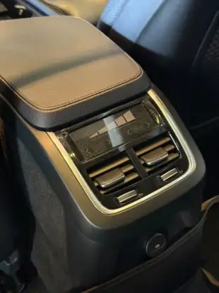 VOLVO-XC90-2020