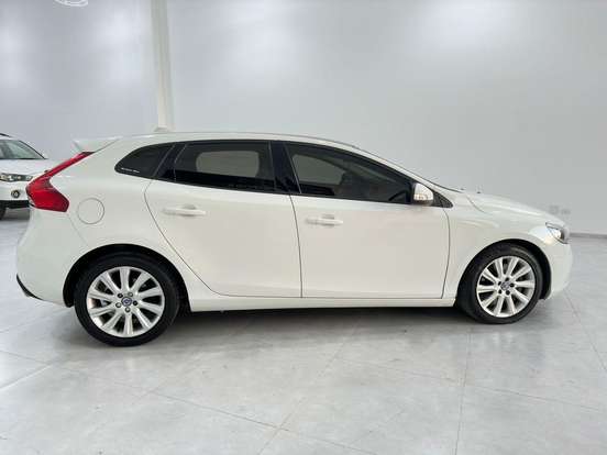 VOLVO-V40-1.5 T3 KINETIC GASOLINA 4P AUTOMÁTICO VOLVO-V40-2015