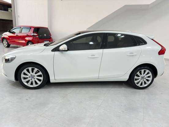 VOLVO-V40-2015
