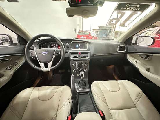 VOLVO-V40-2015