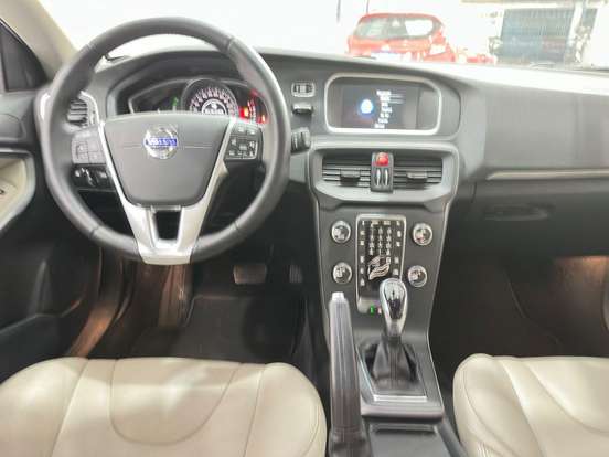 VOLVO-V40-2015
