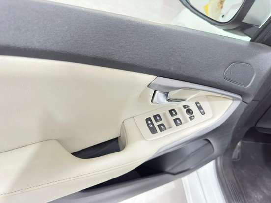 VOLVO-V40-1.5 T3 KINETIC GASOLINA 4P AUTOMÁTICO VOLVO-V40-2015