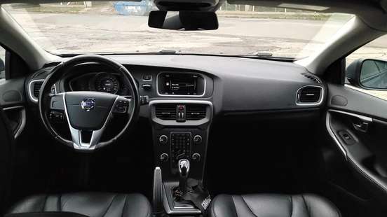 VOLVO-V40-2014