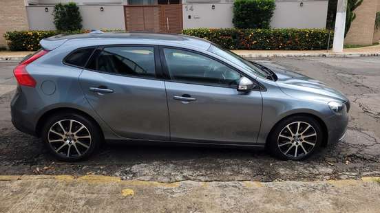 VOLVO-V40-2014