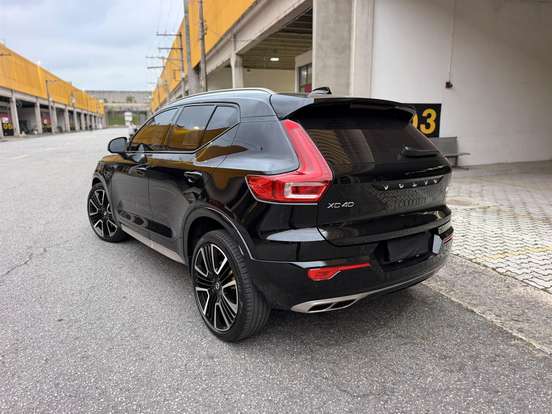 VOLVO-XC40-2021