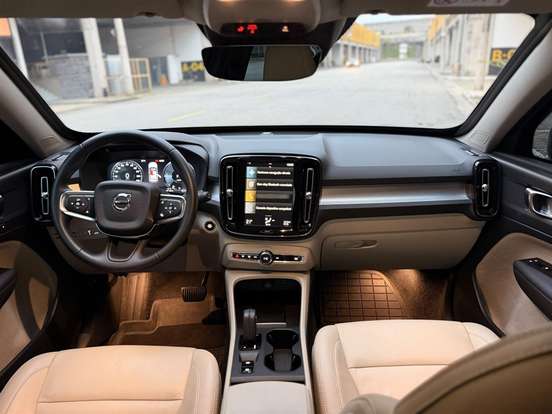 VOLVO-XC40-2021