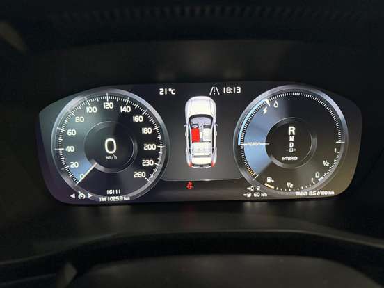 VOLVO-XC40-2021