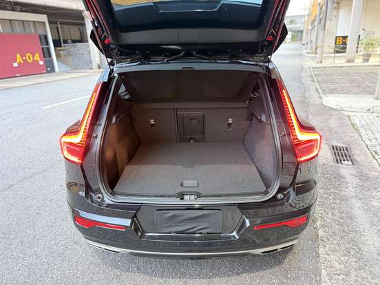 VOLVO-XC40-2021