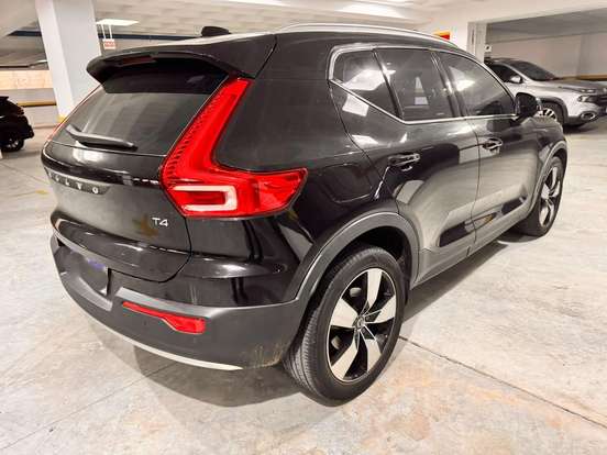 VOLVO-XC40-2020