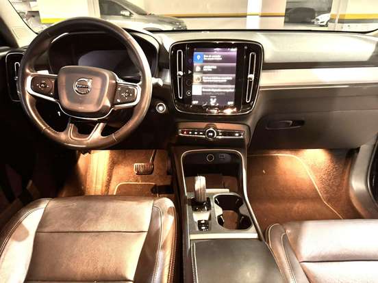 VOLVO-XC40-2020