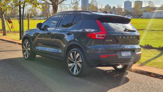 VOLVO-XC40-2021