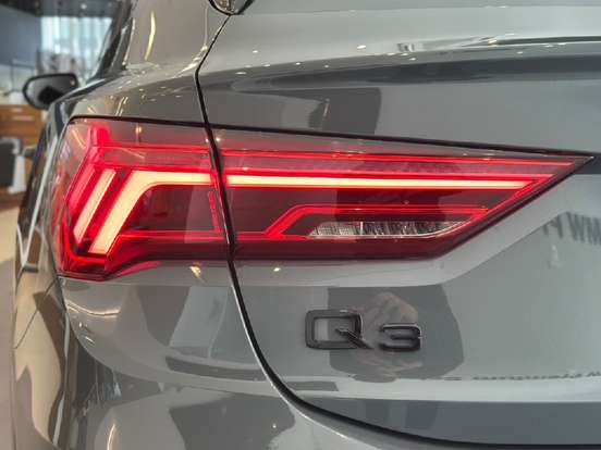 AUDI-Q3-2023