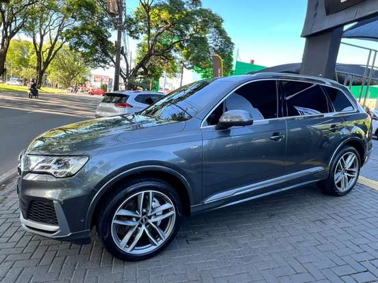 AUDI-Q7-2021