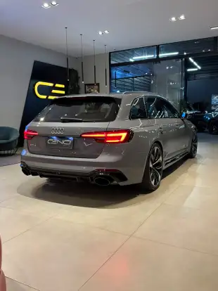 AUDI-RS4-2019