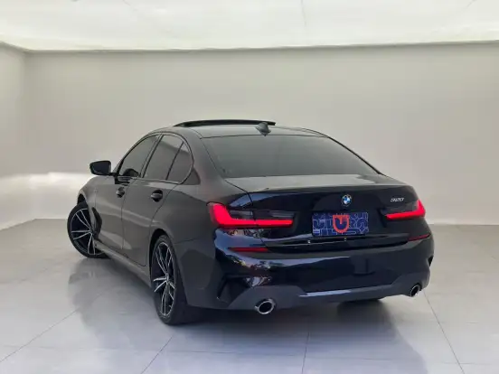 BMW-320i-2021