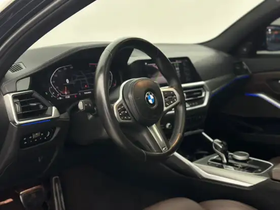 BMW-320i-2021