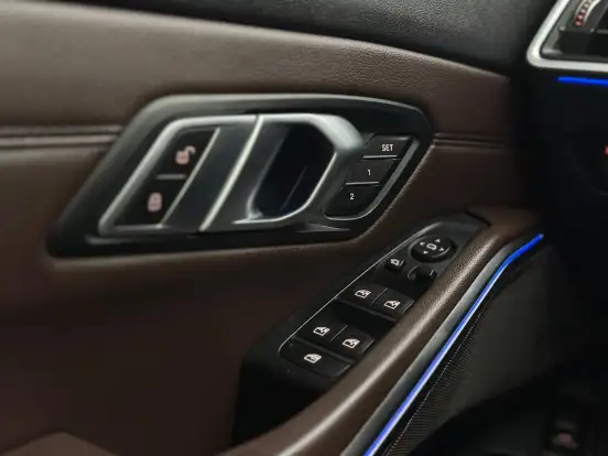 BMW-320i-2021