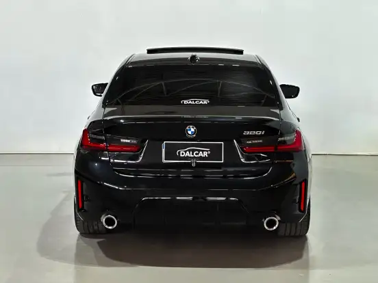 BMW-320i-2023
