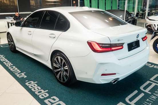 BMW-320i-2022