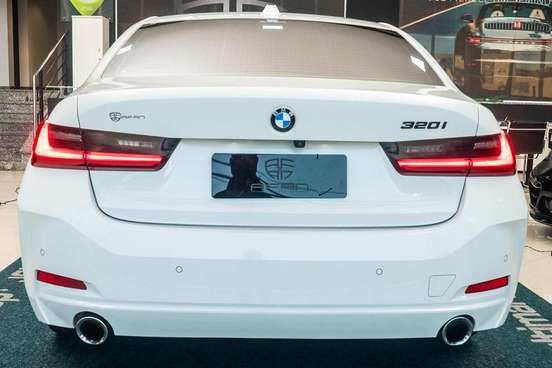 BMW-320i-2022