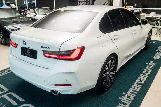 BMW-320i-2022