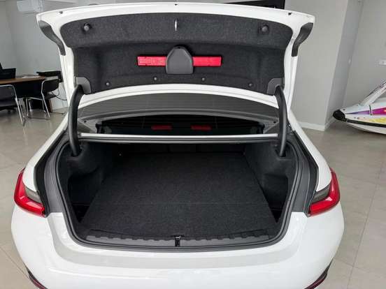 BMW-320i-2020